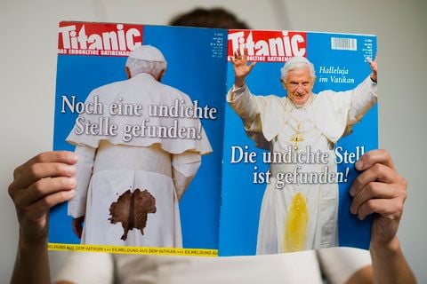Eine Büro-Mitarbeiterin liest in Berlin für eine Fotoillustration in einer Ausgabe des Satiremagazins «Titanic», auf dem das Cover mit Papst Benedikt XVI. und dem Spruch «Die undichte Stelle ist gefunden!» und die Rückseite des Magazins mit dem Spruch «Noch eine undichte Stelle gefunden!» zu lesen sind. (FOTO: DAPD)