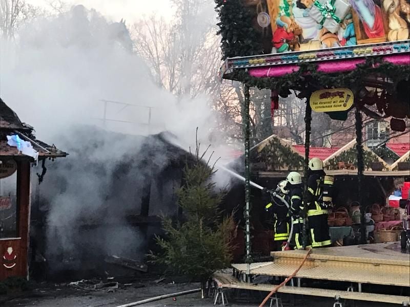 Auf dem Markt ist am Sonntag eine Crêpes-Bude in Flammen aufgegangen. Foto: Jürgen Mahnke