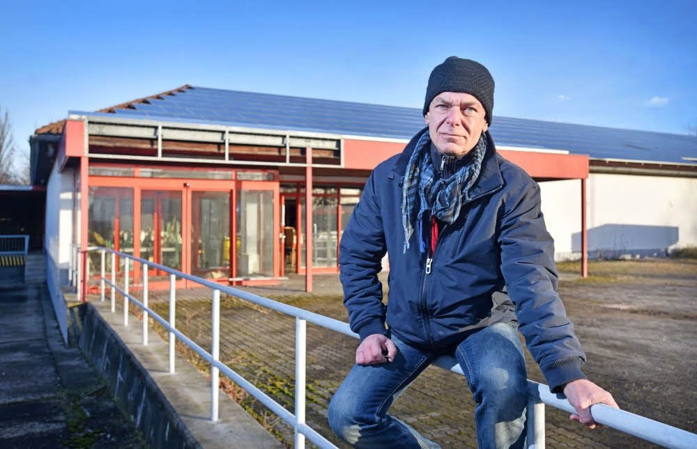 Volker Lampe kümmert sich für die Beschäftigungsgesellschaft BVIK um die Eröffnung des neuen Sozialkaufhauses in Zörbig.