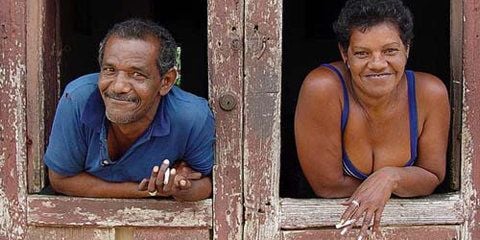 Besonders die Gastfreundschaft und Herzlichkeit der Menschen, wie dieses Paar aus Trinidad, machen den Urlaub in der Karibik zu einem einzigartigen Erlebnis. (FOTO: ADAM JONES/WIKIMEDIA)