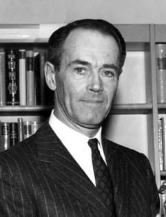 Henry Fonda 1957 in Berlin, wo er mit dem Goldenen Bären für seinen Film «Die zwölf Geschworenen» ausgezeichnet worden ist. (Foto: dpa)