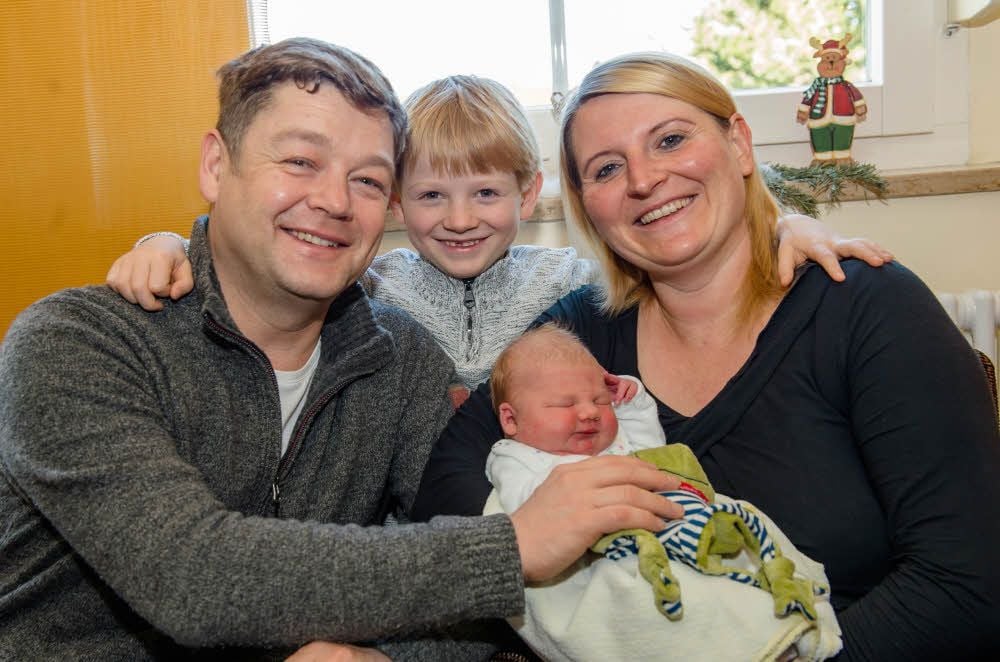 Hat noch zum perfekten Glück gefehlt: Magdalena. Das kleine Mädchen überraschte am Silvestertag mit einer zu frühen Geburt ihren großen Bruder David und ihre Eltern Kerstin Friedrich und Rico Mollnau.