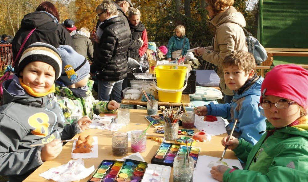 Die hergerichtete Malstraße beim 1. Herbstfest am Vatteröder Teich wurde von den Kindern rege genutzt.