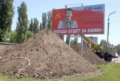 Ein großflächiges Werbeplakat mit dem Bild des Sowjetdiktators Josef Stalin steht in Woronesch, Russland (FOTO: DPA)