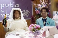 Im neuen Kinofilm «Norbit» sitzen Rasputia (Eddie Murphy, l) und Norbit (Eddie Murphy, r) nebeneinander am feierlich gedeckten Tisch.