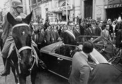 Chiles Präsident Salvador Allende (im Auto), neben dem Wagen reitet General Augusto Pinochet (Archivfoto: dpa)