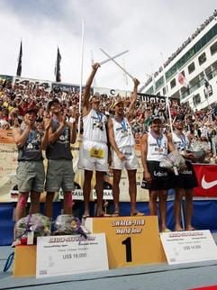 Die Brasilianer Emanuel Rego und Ricardo Santos (Mitte) gewannen das Weltserienturnier der Beachvolleyballer in Stavanger/Norwegen. Die Deutschen David Klemperer und Niklas Rademacher belegten den zweiten Platz. Die Brasilianer Tande/Franco kamen auf Platz drei. (Foto: dpa)