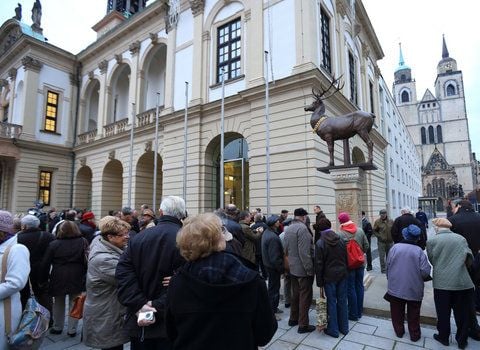Die Bronzestatue «Hirsch» in Magdeburg unmittelbar nach ihrer Enthüllung. Für diese Figur hat ein Förderverein rund 60.000 Euro gespendet. (FOTO: DPA)