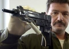 Waffenexperte Uwe Clewe vom LKA Sachsen-Anhalt eine Maschinenpistole vom Typ «Skorpion». Die Polizei hat den bislang schwersten Fall von illegalem Waffenhandel in Sachsen-Anhalt bei umfangreichen bundesweiten Durchsuchungsaktionen aufgedeckt. (Foto: dpa)
