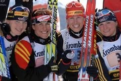 Katrin Apel, Uschi Disl, Kati Wilhelm und Andrea Henkel (v.l.n.r.) freuen sich über ihre Silbermedaille nach dem Staffelwettbewerb der Frauen über 4x6 Kilometer bei den Biathlon-Weltmeisterschaften am Freitag (11.03.2005) in Hochfilzen (Tirol). (Foto: dpa)