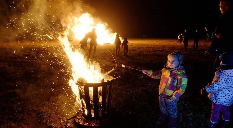 Etwa 50 Einwohner von Listerfehrda sind am Freitag zum Martinsfeuer marschiert. Die Kinder grillen ihre mitgebrachten Marshmallows.