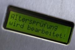 Auf dem Display eines Zigarettenautomaten wird der Schriftzug «Altersprüfung wird bearbeitet» angezeigt. (Foto: dpa)
