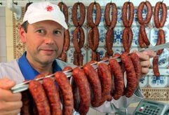 Fleischermeister Thomas Keller präsentiert in seinem Laden in Bautzen (Sachsen) frische Ur-Knacker. (Foto: dpa)