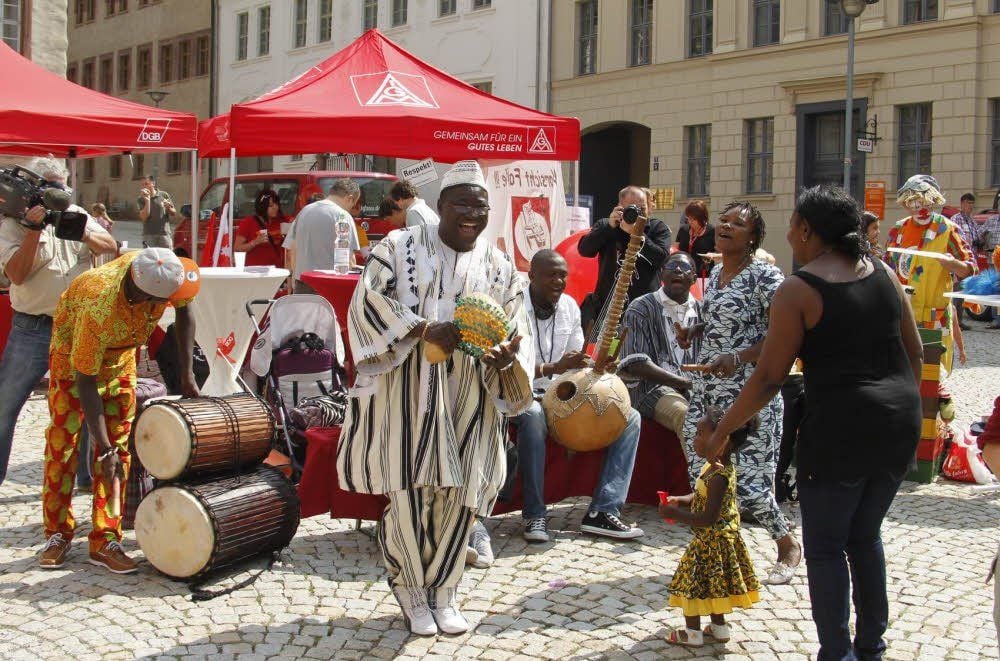 Trommler, Sänger und Tänzer zogen auf dem Sangerhäuser Marktplatz die Blicke auf sich.