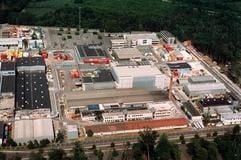 Begehrter Ladenhüter: Die Luftaufnahme zeigt die Plutonium-Anlage im hessischen Hanau. China will die Anlage kaufen. Ministerpräsident Wen Jiabao hat sein Interesse an dem stillgelegten Werk im Gespräch mit Kanzler Gerhard Schröder in Peking geäußert. (Foto: dpa)