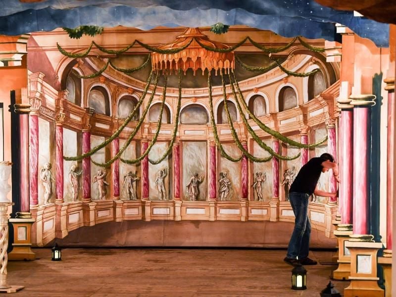 Ein Kulissenschieber 2018 bei der Vorbereitung der Serenata „Marc Antonio e Cleopatra” im Ekhof-Theater auf Schloss Friedenstein. Foto: Jens Kalaene/dpa