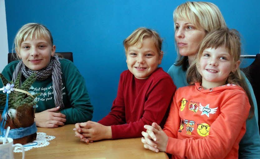Christiane Schmidt (2.v.re.), ihre Töchter Lara (li.) und Lenja (re.) sowie Anna-Maria Mählig im Gespräch mit der MZ.