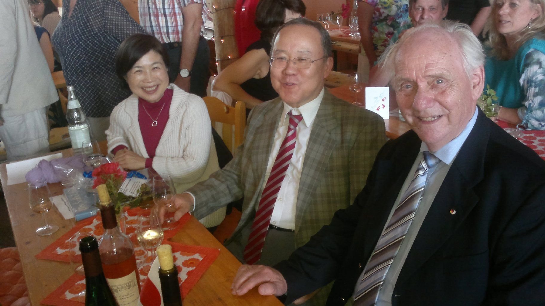 Der japanische Botschafter in Deutschland, Takeshi Nakane (Mitte), mit dem Vorsitzenden der Deutsch-Japanischen Gesellschaft Halle-Saalekreis Gero Seifert (re). Links: Tokiko Kiyota, Direktorin des japanischen Kulturinstituts Köln.