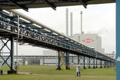 Teilansicht des Chemiestandortes der Dow Olefin Verbund GmbH Schkopau am Freitag (14.05.2004). Das Unternehmen war nach einem Ranking der Nord/LB umsatzstärkstes Unternehmen 2003 in Sachsen-Anhalt. (Foto: dpa)