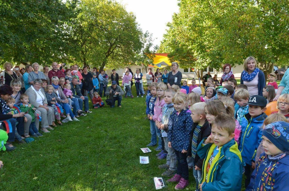 Zum Auftakt des Tages der offenen Tür gestalteten die Kinder für ihre Eltern und Großeltern ein kleines Programm.