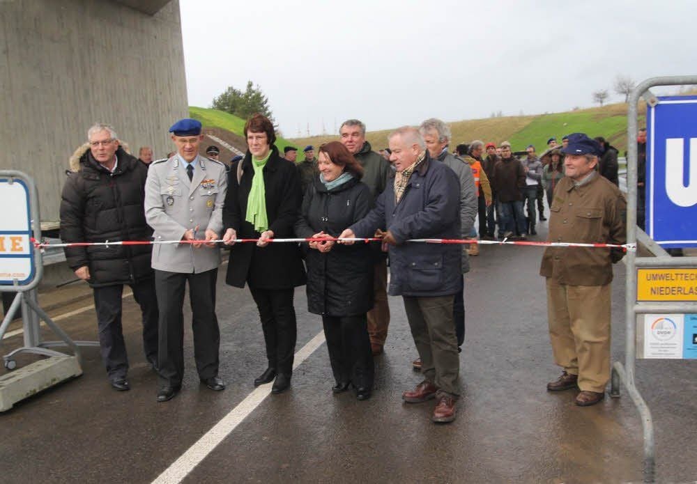 Straßeneröffnung an der Harz-Kaserne (v.l.): Andreas Ebert, Geschäftsführer des Bauunternehmens Stratie aus Blankenburg, Kasernen-Chef Hartmut Berge, die stellvertretende Landrätin Heike Schäffer, die Bundestagsabgeordnete Heike Brehmer (CDU) und Blankenburgs Bürgermeister Hanns-Michael Noll (CDU).