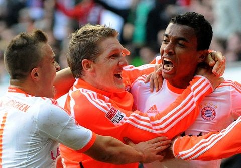 Bayerns Spieler Luiz Gustavo (r.) bejubelt seinen Treffer zum 1:0 gegen Werder Bremen mit Xherdan Shaqiri (l.) und Bastian Schweinsteiger. (FOTO: DPA)