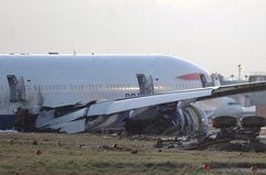 Die Boeing 777 war beim Landeanflug plötzlich nach links abgesackt und war dann weit über die südliche Landebahn von Heathrow auf dem Grasboden entlang gerutscht. (Foto: dpa)