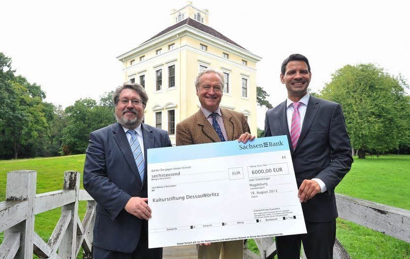 Dirk Kage, Thomas Weiß und Thomas Rohrberg (von links) bei der Übergabe des Spendenschecks vor dem Luisium.