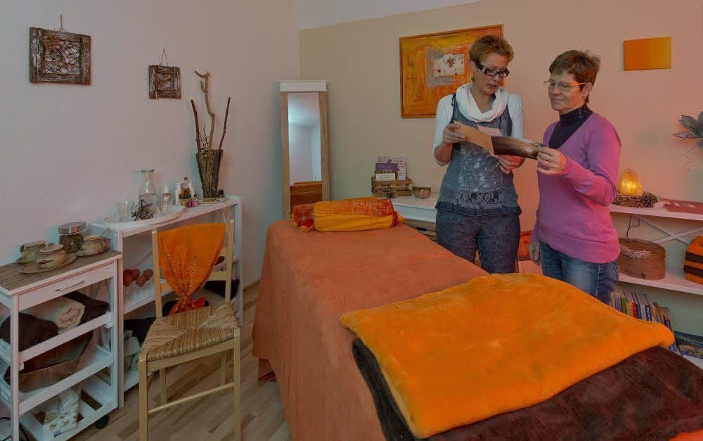Gesine Günther (l.) unterbreitet jetzt in der Brinkstraße Wohlfühlangebote. Gabriele Bornemann (r.) informierte sich im Vorfeld über das Angebot.