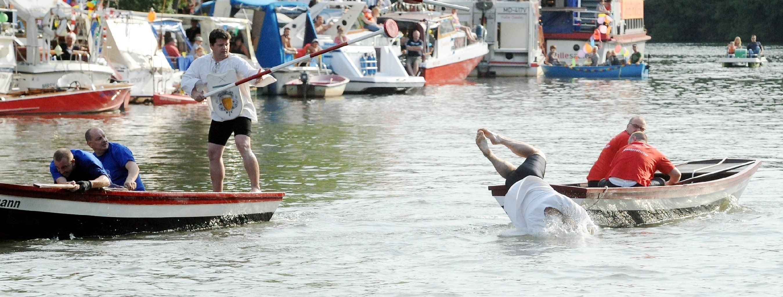 Beim Fischerstechen auf der Saale.