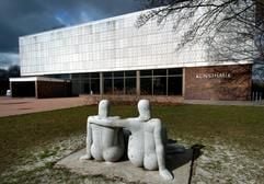 Vor der Rostocker Kunsthalle, dem ersten und einzigen Neubau eines Kunstmuseums in der DDR, ist die Plastik "Bellevue" von Eric Poulsen (1978, Dänemark) zu sehen (Archivbild vom 26.03.2004). "Mit Sozialistischer Kunst im Bezirk Rostock" wurde der Bau vor 35 Jahren am 15. Mai 1969 eröffnet. Seitdem zeigte die Rostocker Kunsthalle unzählige Ausstellungen - bis zur Wende rund 20 im Jahr. 100 000 Besucher lockte der gradlinie Backsteinbau mit weißer Kunststeinverkleidung jährlich an den Schwanenteich. Derzeit zieht es jährlich 20 000 Besucher in die Kunsthalle - ein Fünftel der Vor-Wende-Besucherzahlen. (Foto: dpa)
