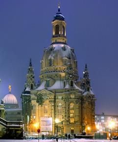 Schnee liegt auf der wiedererstandenen Dresdner Frauenkirche, Archivbild vom 22.02.2005. Die Frauenkirche entstand zwischen 1726 und 1743 nach Plänen des Ratszimmermeisters George Bähr. 1994 begann der Wiederaufbau des im Zweiten Weltkrieg zerstörten Gotteshauses. Die Weihe der Kirche soll am 30. Oktober 2005 stattfinden. (Foto: dpa)