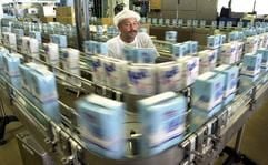Der Anlagenfahrer Reinhard Kretschmann kontrolliert in der zur Nordmilch eG gehörenden Milchhof Magdeburg GmbH den Produktionsablauf der H-Milch-Abfüllung (Archivfoto vom 25.08.2003). Auf dem deutschen Markt für Molkereiprodukte steht eine Großfusion unmittelbar bevor. Die beiden größten Unternehmen der Branche, die Nordmilch eG (Bremen) und die Humana Milchunion eG (Everswinkel) haben eine Absichtserklärung zur Fusion unterzeichnet. (Archivfoto: dpa) (Foto: MZ)