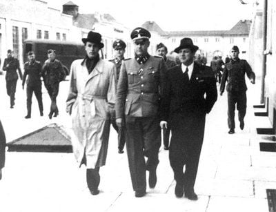 Der Schauspieler Johannes Heesters (l.) besucht 1941 das KZ Dachau. (FOTO: DPA)