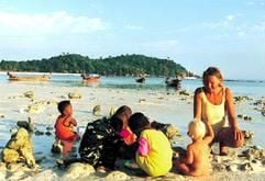 Mutter Anglika (r.) spielt am Strand der thailändischen Insel Koh Lipe mit ihrem blonden Sohn Jonah (3) und eingeborenen Maoi-Kindern. Diese Insel im Turatao-Marine-Nationalpark hat sich die Frankfurterin mit ihren drei Kindern zum Leben ausgesucht. Da die alleinerziehende Mutter kein Geld vom Vater der Kinder erhält, wird das Leben der Kleinfamilie von den deutschen Behörden finanziert - allerdings nur solange, bis die Älteste im schulpflichtigen Alter ist. Dann muss die Aussteigerin wieder zurück nach Deutschland. (Foto: dpa)