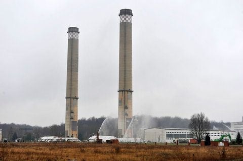 Sprengung zweier Schornsteine im Zschornewitzer Kraftwerk. (FOTO: KLITZSCH)