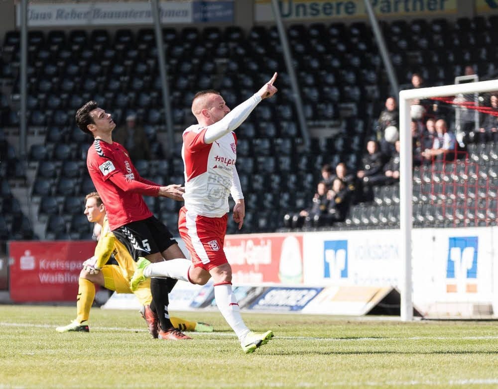 Toni Lindenhahn jubelt nach seinem Treffer zum 1:0 für den Halleschen FC in Richtung Fankurve.