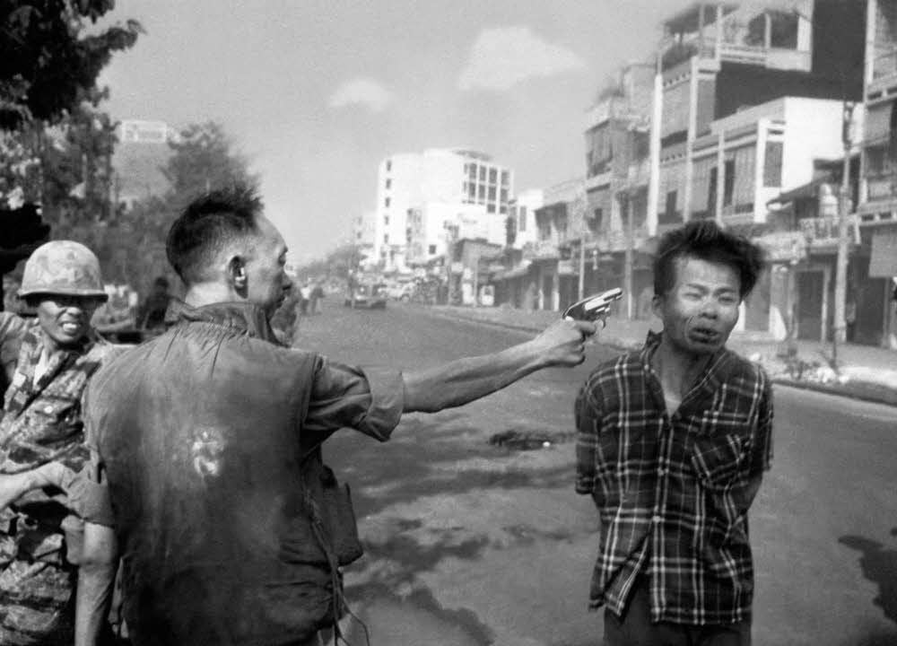 Das Magazin „Time“ zählt es zu den 100 wichtigsten Fotos aller Zeiten: Am 1. Februar 1968 erschießt ein südvietnamesischer General einen Vietcong-Gefangenen.