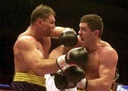 Der neue Schwergewichts-Europameister im Profi-Boxen nach WBO-Version, Luan Krasniq(r) boxt in der Nacht zum Sonntag (06.01.2002 in der Magdeburger Bördelandhalle gegen Rene Monse. Der 30 Jahre alte deutsche Meister aus Rottweil besiegte den Magdeburger Lokalmatador knapp nach Punkten. Der gebürtige Kosovo-Albaner blieb im 20. Profi-Kampf unbesiegt. Krasniqi ist der erste deutsche Europameister seit knapp 30 Jahren. Zuletzt hatte der Hamburger Jürgen Blin 1972 den Titel gewonnen.dpa/lah .