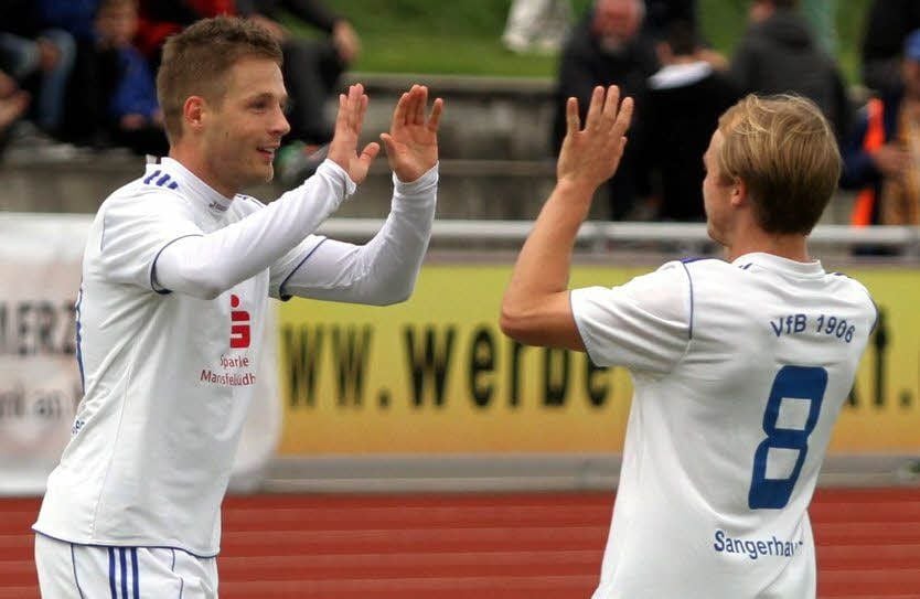 Kevin Schenke traf schon viermal für den VfB Sangerhausen in Verbandsliga-Partien ins Tor. Hier gratuliert ihm Robert Knopp (8).