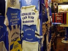 Blau und Weiß wie lieb' ich dich - in der Kneipe «Auf Schalke» in Gelsenkirchen haben Fanclubs die Wände mit ihren Trikots zugehängt. (Foto: dpa)