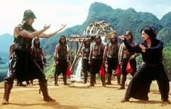 Passepartout (r, Jackie Chan) muss um den Jade-Buddha-Tempel kämpfen (undatierte Filmszene). Der Tausendsassa aus Hongkong begleitet als Diener den englischen Gentleman Phileas Fogg (Steve Coogan) auf seiner abenteuerlichen Erdumrundung und hat dabei natürlich immer wieder Gelegenheit, seine akrobatischen Kampfkünste zu präsentieren. (Foto: dpa)
