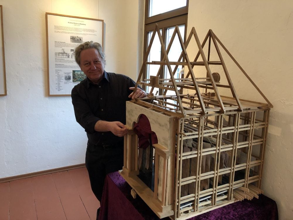 Manfred Gießler zeigt ein Modell der Hamburger Oper am Gänsemarkt aus dem 18. Jahrhundert, wo der Komponist einst gewirkt hat. Zu sehen ist sie in der Dauerausstellung des Teucherner Heimatvereins.