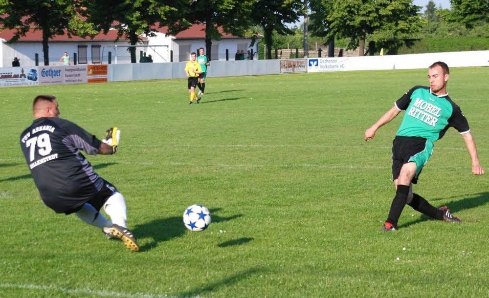 Hagen Dube (rechts) hat den Ball an Keeper Carsten Raffel vorbei ins Tor zum 1:0 geschoben.