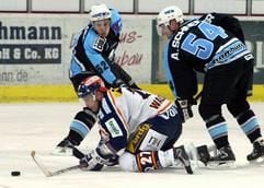 Eishockey Playoff-Viertelfinale, Eisbären Berlin - Hamburg Freezers am Mittwoch (12.03.2003) in der Deutschlandhalle in Berlin. Der Berliner Steve Walker (M) kämpft gegen Andrew Schneider (r) und Alexander Sulzer (l) von den Hamburg Freezers um den Puck. (Foto: dpa)