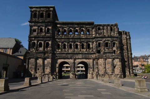 Das besterhaltene römische Stadttor nördlich der Alpen wurde in der zweiten Hälfte des zweiten Jahrhunderts errichtet, die Römer verbauten rund 25.000 Kubikmeter Sandstein. (FOTO: DAPD)