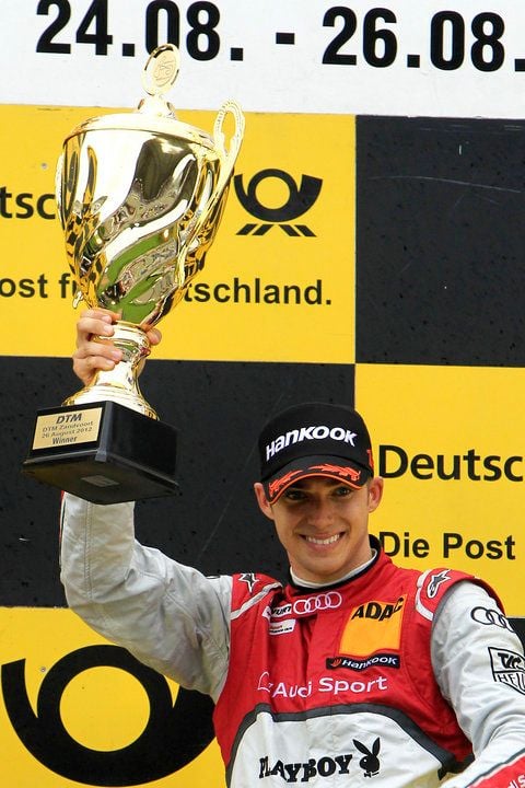 Audi-Pilot Edoardo Mortara hält in Zandvoort den Pokal in die Luft, nachdem er den siebten Saisonlauf im Deutschen Tourenwagen Masters (DTM) gewonnen hat. (FOTO: DPA)