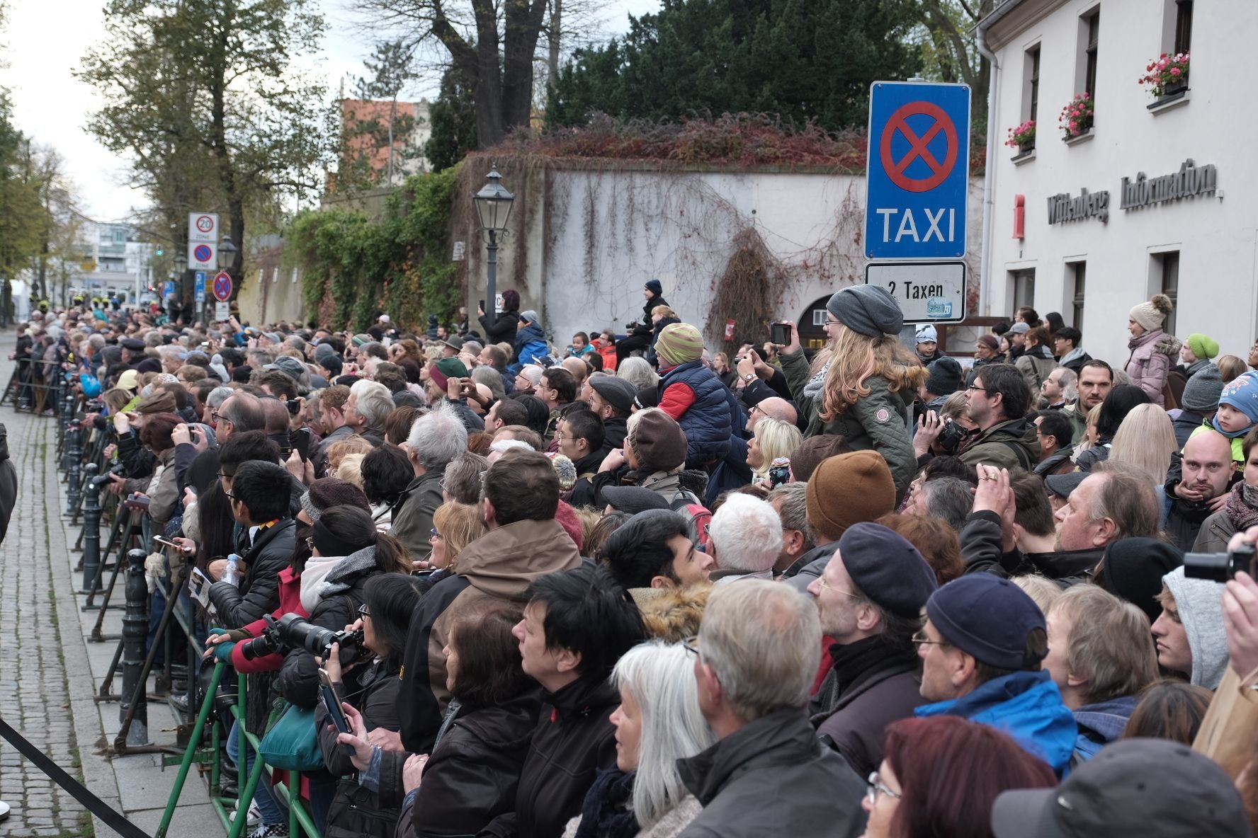 Menschenauflauf vor der Schlosskirche in Wittenberg: Viele lassen sich von den Sicherheitsvorkehrungen nicht abschrecken (u.a. Taschenkontrollen) und haben sich kurz vor Beginn des Festgottesdienstes an der Schlosskirche eingefunden.