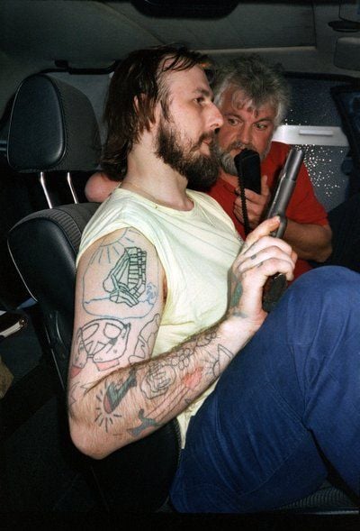Entführer Hans-Jürgen Rösner gibt während der Irrfahrt im Fluchtwagen im August 1988 ein Interview. (FOTO: DPA)