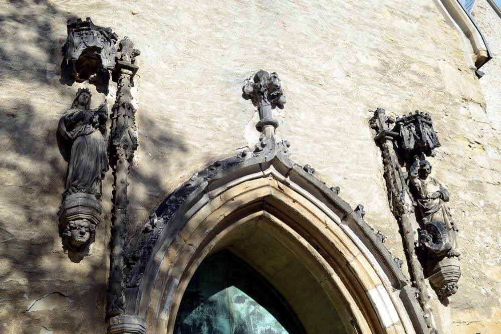 Die Portalfiguren der Zeitzer Michaeliskirche sind von Wind und Wetter gezeichnet. Sie sollen restauriert werden.
